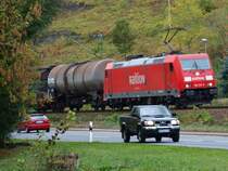 185 216-9 Rheinaufw�rts neben der B42 bei Erpel am Rhein.