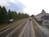  leergefegter  Bhf. jedoch reger Zustieg zum R5981 nach Wels (2005-05-10)