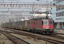 Re 6/6 11621  Taverne-Torricella  und eine Ae 6/6 am 26.3.05 in Z�rich Altstetten
