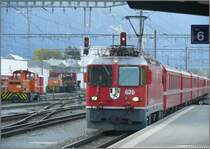 RE1225 nach Ardez mit Ge 4/4 II 626  Malans  f�hrt in Landquart ein. Vor der Drehscheibe wartet Ge 6/6 I 414 auf den Einsatz am Extrazug nach Sumvitg-Cumpadials. (Dampfersatz wegen Waldbrandgefahr) (04.10.2009)