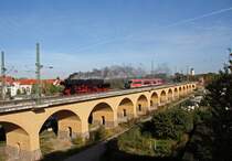 Auf dem Wahrener Viadukt in Leipzig begegnen sich am 09.10.2009 die 52 8154-8 des Eisenbahnmuseums Bayerischer Bahnhof zu Leipzig(EMBB)und RB 16372 aus Gera kommend, mit Fahrtziel Leipzig Hbf.