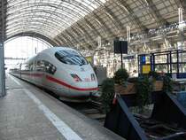 Ein ICE-3 aus K�ln am Am 04. Juli 2006 in Framkfurt (am Main) Hbf. Interessant finde ich den Blumenk�bel auf dem Prellbock.