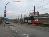 Nach dem die Linie 4 im Sommer und Herbst des Jahres 2002 modernisiert worden war verschwenckte man die Bahntrasse nach osten um Platz f�r eine neue Stra�e zu schaffen. Im Vordergrund ist noch das alte Gleis Fahrtrichtung K�ln zu erkennen. Im Zuge der Verschiebung wurde die Haltestelle  Von-Sparr-Stra�e  ca. 20m neben ihrem alten Standort neu errichtet. Auch neu errichtet wurde die Haltestelle  Berliner Stra�e , Erstatz f�r die entfallene Haltestelle  Risdorfer Stra�e. Die Stra�enbahn st��t seit der Modernisierung ca 300m weiter n�rdlich zur�ck auf die Berliner Stra�e. Die Buslinie 155 wurde von ihrer urspr�nglichen Endhaltestelle  Neurather Weg , wo bis zur Er�ffung der M�lheimer U-Bahn auch die Linie 13 endete, zur neu errichteten Haltestelle  Berliner Stra�e  verl�ngert. Auf der dort freien Rasenfl�che errichtete man eine neue Wendeschleife. 
