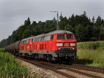 Die 225 094 und die 225 030 am 25.08.2009 mit einem Kesselwagenzug bei der Einfahrt in T��ling. 