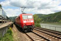 DB 145 067-5 mit G�terzug auf der linken Rheinstrecke unterwegs nach Bingen. Bingen, 16.7.2009.