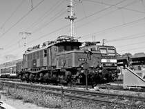 alt und �lter ruhen sich aus, 194 051 und 143 115 abgestellt im Bf Stendal am 30.08.08