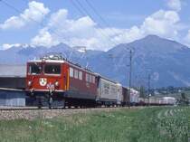 RhB G�terzug 5353 von Landquart nach Pontresina vom 07.06.1993 Ausfahrt Untervaz mit E-Lok Ge 6/6II 705 - Haiqy 5174 - Uce 8094 - Gbkv 5548 - Uce 8018 - Uce 8072 - Uce 8037 - Rw 8264 - Rpw 8240 - Rpw 8232 - Rp 8222 - Uce 8053 - Uce 8088 - Uce 8051 - Uce 8003.