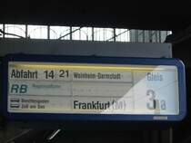 Jetzt hat die Regional Bahn nach Frankfurt a. M. pl�tzlich Kurswagen nach Berchtesgaden und nach Zell am See. Eindeutig eine Zugzielfalschanzeiger. Bild wurde in Heidelberg Hbf gemacht.