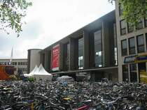 Heidelberg Hbf am Tag des 50 j�hrigen Bestehens des Bahnhofs, links zusehen war auch der RNF mit einer Band vorhand, und es waren viel Fahrradfahrer dort wie man unten sehen kann.