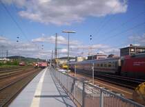 Bauarbeiten am Aschaffenburg Hbf am 11.05.2005. Rechts kann man den IC 2027 erkennen mit der Baureihe 101 045 PEP.