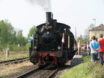 Die BR 98 hier im Bf Mellrichstadt zieht am 29.04.2007 einen Sonderzug nach Fladungen anl��lich des 10. Jahrestages der Museumsbahn 