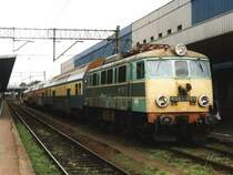 EU07-093 mit Zug 76936 Poznan Gl�wny-Wroclaw Gl�wny auf Bahnhof Poznan Gl�wny am 5-8-2001. Bild und scan: Date Jan de Vries. 