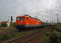 143 001 durchf�hrt am 10.10.2009 mit dem Sonderzug des LDC aus Cottbus zum Eisenbahnfest nach Weimar, den Bahnhof Leipzig-Leutzsch. Die Farbgebung der Lok finde ich gew�hnungsbed�rftig, als  White Lady  machte sie einen wesentlich attraktiveren Eindruck.