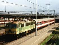 EU07-083 mit D 56121 Elk-Wroclaw Gl�wny auf Bahnhof Poznan Gl�wny am 5-8-2001. Bild und scan: Date Jan de Vries.