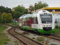 Aus Anlass des 356. Weimarer Zwiebelmarktes und zum Saisonausklang 2009 des TEV Weimar fuhren Schnupper-Sonderz�ge zwischen BW Weimar und Weimar Berkaer Bahnhof. Dieser sollte mit Dampf- und Diesellok bespannt sein (und war es am Samstag auch). Die letzte Fahrt am Sonntag wurde allerdings vom Itino 201 der Erfurter Bahn �bernommen. Gr��e auch an den anderen Photographen, der auf einen etwas spektakul�reren Zug gehofft hatte. Weimar Berkaer Bahnhof, 2009-10-11.