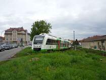 Itino 201 der Erfurter Bahn hat als Sonderzug den Berkaer Bahnhof in Weimar verlassen und wird auf seiner Fahrt Richtung Hauptbahnhof und Betriebswerk gleich die Erfurter Stra�e �berqueren. Rechts ist das Gleis in Richtung Bad Berka und Kranichfeld zu sehen. Weimar, 2009-10-11.