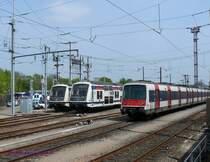 Drei RER(S-Bahn)-Z�ge der RATP (Pariser Verkehrsbetriebe):
Die beiden modernen Doppelstocktriebz�ge Z1519 und Z1555 der RATP-Reihe Z1500 und rechts daneben der Z8382 (aus der mit den MI79 kompatiblen Unterserie) der Reihe Z8400.
Im Hintergrund sind noch eine SNCF-Lok der Reihe BB17000 und ein VB2N-Doppelstockwagen der 1. Generation zu erkennen.
22.04.09
Ach�res