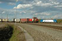 D3 der Steierm�rkischen Landesbahn zieht den Containerzug mit dem LTE 185 528 (im Hintergrund) gerade aus Duisburg angekommen ist in das Cargo Center Graz (11.5.2005)