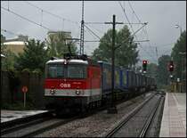 1144 240 (9181 1144 240-9) hat den „LKW-WALTER-Express“, Rostock-Seehafen – Verona Q.E. am Haken und durchf�hrt den Bahnhof Kiefersfelden. (04.08.2009)