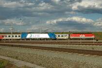 LTE 185 528 und 1144 208 mit einer CityShuttlegarnitur Richtung Spielfeld unterwegs in Graz-Kalsdorf am 11.5.2005