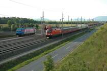 Eigendlich h�tte 1016 023 (Koyotolackierung) den IC 159 von Wien nach Zagreb am 11.5.2005 bespannen sollen. Leider war dem nicht so. Hier 1016 033 bei der Durchfahrt mit dem IC 159 am 11.5.2005 in Graz-Kalsdorf

Links im Bild: LTE 185 528