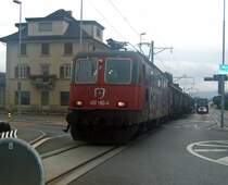 T�ckisch: In Ballwil im Seetal m�ssen die Z�ge einen Strassenkreisel passieren, um zum Industrieort Hochdorf zu gelangen. Die Re 420 160 passiert am 09.10.09 mit 3 Eaos (f�r Zuckerr�ben) und 2 Habis Ballwil.