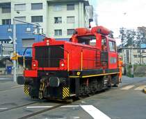 T�ckisch: In Emmenbr�cke f�hrt ein Anschlussgleis �ber die stark-befahrene Bahnhofstrasse. Die Panlok 4 Em 3/3 passiert am 09.10.09 die Kreuzung. 