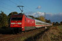 101 093-3 als Schublok vor einem IC in Richtung Braunschweig am 12.10.2009 kurz nach �berquerung des Mittellandkanals bei Peine