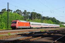 IC 2275 (Frankfurt/M-Stuttgart) st�rmt Bensheim, dem n�chsten Halt, entgegen. (Bickenbach, Mai 2009).