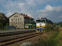 Die Plzener 754 024 hat soeben den Personenzug 7548 nach Zelezna Ruda
 Alzbetin gebracht und setzt nun �ber den bayerischen Teil dieses Grenzbahnhofs um gegen 19:30 vor dem 7549 zur�ck nach Klatovy zu fahren. An diesem 20.09.2009, einem Sonntag, besteht der Zug nur aus 3 Waggons, in der Woche gibt es noch einen Gep�ckwagen dazu.
Das Umsetzen �ber den deutschen Bahnhofsteil ist mittlerweile eine Selbstverst�ndlichkeit, an die vor 20 Jahre noch nicht zu denken war. Bemerkenswert ist ebenso die tadellos gepflegte Maschine.
