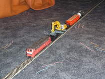 BR 225 mit den G�terwagen und Schwerlastwagen beladen mit Liebherr 974 Litronic.