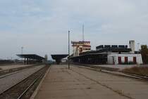 Der Bahnhof Fushe Kosove (serbo-kroatisch: Kosovo Polje)am 11.10.09. Die Gr��e zeugt von der einstigen Wichtigkeit der Station. Sie liegt als gr��ter Bahnhof im Kosovo in dem kleinen Vorort der Hauptstadt Pristina. In Nord-S�d-Richtung durchquerten hier fr�her auch internationale Z�ge den Kosovo von Belgrad kommend �ber Mitrovica nach Skopje, parallel zur Magistrale �ber Nis in Serbien. Es kreuzt die Strecke von Nis �ber Pristina kommend nach Peje / Pec. Heute fahren von hier aus t�glich nur noch zwei Personenzugpaare nach Peje /Pec und vier zum Grenzbahnhof Hani i Elezit / Djeneral Jankovic, wovon die Wagen von einem Zugpaar dort von einer Lok der Mazedonischen Eisenbahn weiter bis Skopje gef�hrt werden. Die kurze Strecke nach Pristina wird f�nfmal t�glich befahren.