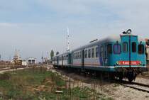 Am 11.10.09 pr�sentierten sich die ehemaligen italienischen Dieseltriebwagen ALn 668 1531 & 1528 & 1534 neben dem Streckengleis nach Skopje am Rande des BW Fushe Kosove / Kosovo Polje. Die drei Fahrzeuge werden allerdings aufgrund defekter Motoren und mangels Ersatzteilen schon l�nger nicht mehr eingesetzt und wurden durch vier schwedische Y1 Triebwagen ersetzt. Das BW mussten sie nur verlassen, weil an ihrem Abstellort eine neue Halle entsteht.