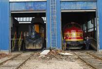 Lok 008 (NOHAB Di3) und Lok 002 (BR 661  Kennedy-Lok ) warten am 11.10.09 in der Halle des BW Fushe Kosove / Kosovo Poloje auf ihre n�chsten Eins�tze. Das BW kann �brigens frei betreten werden. Im Gegensatz zu deutschen Betriebswerken wird man hier als Interessierter sogar noch auf einen Kaffee eingeladen. Die beiden Mechaniker der Kosovo Railway vor der Di3 haben mich dann sogar noch mit allerlei Informationen �ber die Loks versorgt. Klein ist die Welt: Wir haben festgestellt, der Bruder des Mechanikers rechts wohnt in meiner kleinen bayerischen Heimatstadt.