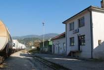 Sehr n�chtern wirkt der Bahnhof Hani i Elezit / Djeneral Jankovic. Neben einem Personenzug warten mehrere G�terwagen am 10.10.09 auf ihre Abholung durch die Mazedonische Eisenbahn.