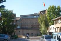 Die  abgebrochene Seite  des alten Bahnhofs Skopje. Die Aufschrift an der Stirnseite erinnert an das Erdbeben 1963, welches den Bahnhof zerst�rte.