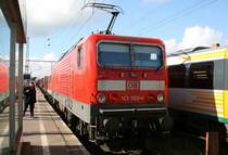 Die 143 950 steht mit dem geendeten RE nach Cottbus in Cottbus, man beachte den Beamten links im Bild der gleich seine Pflicht ausf�hren wird ;-) Aufgenommen am 19.10.2009