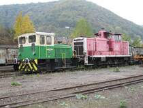 Die Normalspurdiesellok D8 der Brohltalbahn und eine verrostete V60
auf dem G�tergel�nde am 22.10.09.