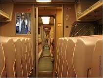 Blick �ber 130m durch die Sitz- und Liegewagen des Talgo-Hotelzuges. Die verbl�fften Blicke der Reisenden, wenn der Zugbegleiter morgens zum Ausstieg ALLE Innent�ren gleichzeitig ferngesteuert �ffnet... und der Zug sich noch einige Male mit Neigetechnik in die Kurven legt,- faszinierend! (Im Bild links oben ein  Zoom  in die Liegewagen;-)