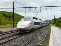 SNCF - TGV Nr.30 bei der Durchfahrt im SBB Bahnhof La Plaine am 04.09.2009