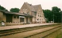Heute fahren von Feldberg(Meckl)keine Z�ge mehr.Als ich Juni 1998 den Bahnhof fotografierte war Dieser einer der Ersten Bahnh�fe die von der OME sp�ter OLA angefahren wurde.