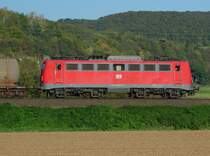 140 502-6, eine der noch verbleibenden 140er, zieht ihren �ler durch die Herbstsonne. Hier zwischen Bad Sooden Allendorf und Eschwege West. Aufgenommen am 20.10.2009.