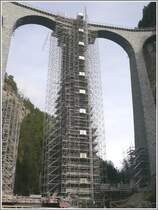 Auch das Bauger�st mit dem Aufzug ist eine eindr�ckliche Erscheinung und sieht sehr filigran aus. Alle Fotos wurden vom offiziellen Wanderweg aus geschossen. (24.10.2009)