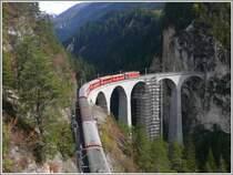 Das Landwasserviadukt ist wieder entkleidet und wird bis Ende November von allen Ger�sten befreit sein. Soeben �berquert RE 1137 mit Ge 4/4 III 651  Fideris  die frisch sanierte Br�cke. (24.10.2009)