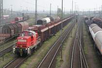 296 054-0 stellt am 24.10.2009 eine Gruppe neu zusammen gestellter G�terwagen im Seelzer Rbf. ab.