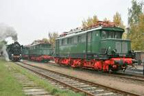 E44 105, 108 und 044 werden von 52 8154 passiert, Leipzig 24.10.09