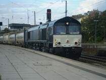 Eine schwarze Version :) Br 266 mit einem GZ durch den Mainzer Hbf.