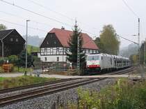 285 106-1 ist am 24.10.2009 mit einem Autotransportzug Richtung Tschechien unterwegs. (B� Strand bei Rathen)