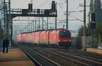 Als sich der Nebel am fr�hen Morgen des 25.10.2009 gelichtet hatte, konnte dieser achtfache Lokzug in Wien Haidestra�e fotografiert werden. Mittendrin sind auch die 1116 003  Rail Cargo Austria  und die 1116 250  Feuerwehr  beim genauen Hinsehen zu erkennen. Der Lokzug war unterwegs nach Tulln, um die neue Donaubr�cke auf deren Belastbarkeit zu testen.