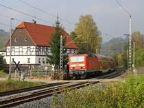 Als 143 654-2 mit der S-1 nach Sch�na vorbeikommt, l�sst sich auch mal die Sonne blicken. (B� Strand am 24.10.2009)